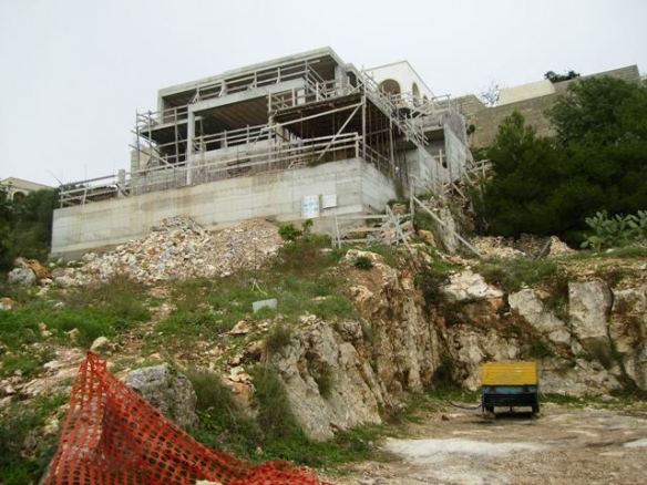 Costruiscono una villa nel parco naturale.